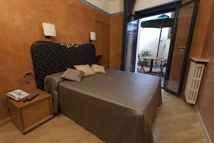 Room 10 of 43