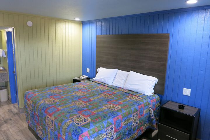 1 King Bed (6 of 6)