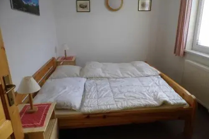 Room 2 of 10