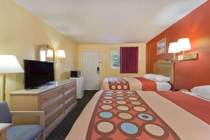 2 Queen Beds (5 of 6)