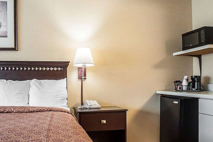1 King Bed (2 of 14)