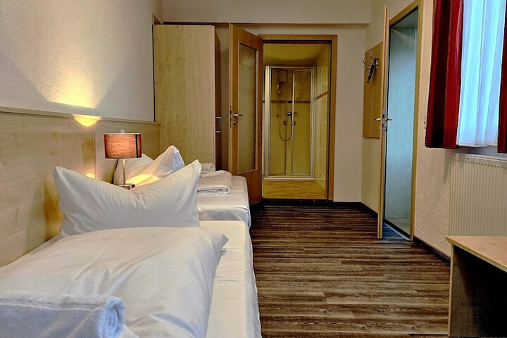 Room 4 of 96