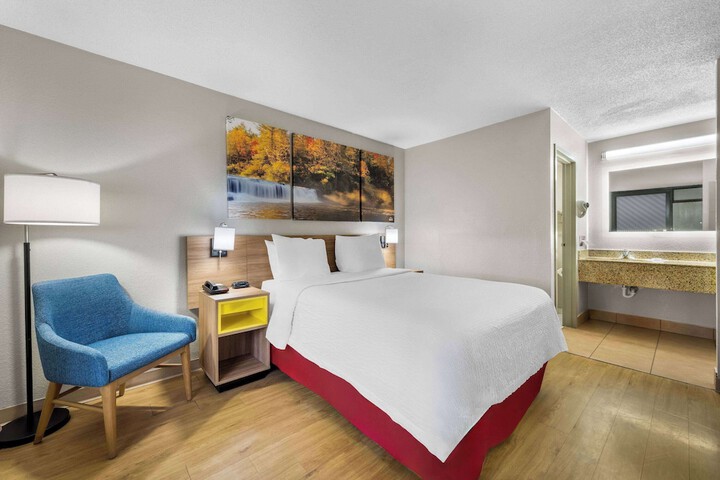 1 Queen Bed (4 of 7)