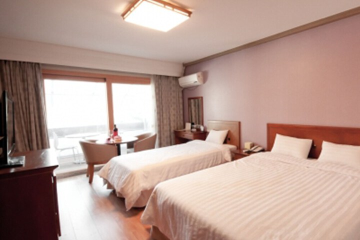 Room 5 of 9
