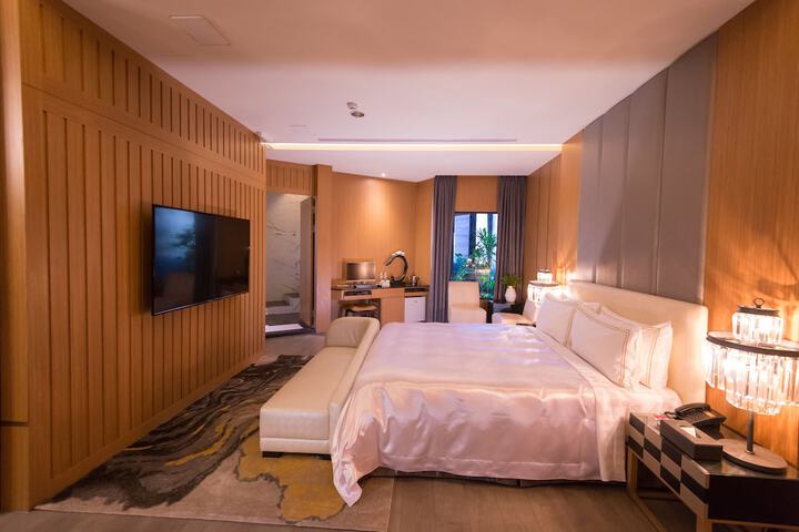 Room 35 of 71