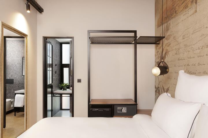 Room 25 of 63