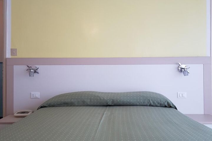 Room 10 of 38