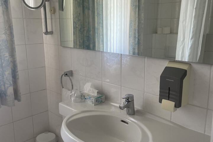 Room 6 of 7