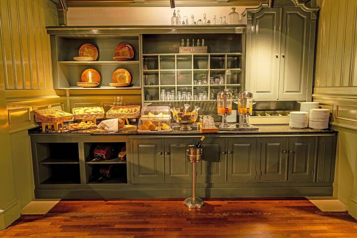 Breakfast/Coffee Service 107 of 144