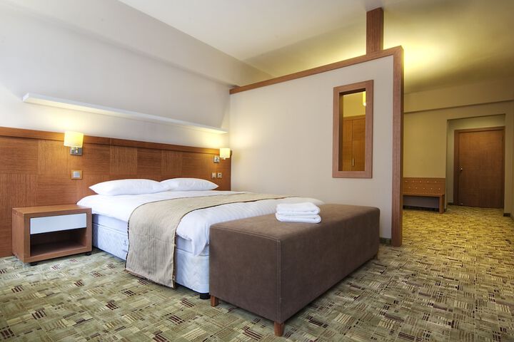 Room 6 of 32