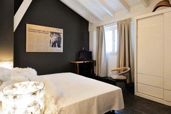 Room 13 of 32