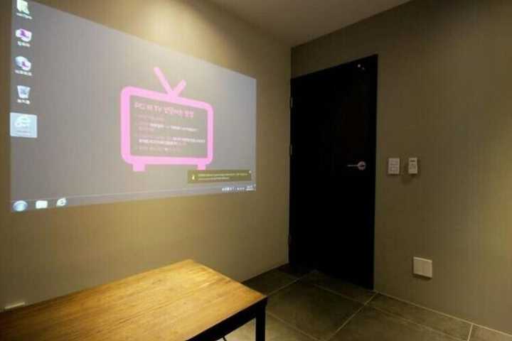 Room 10 of 33