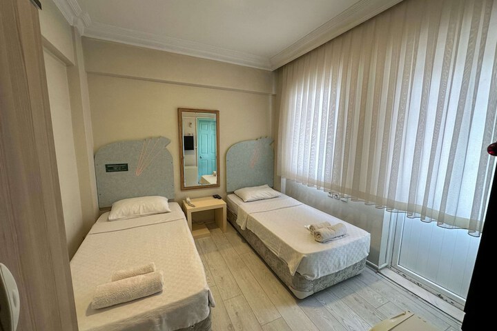 Room 6 of 102