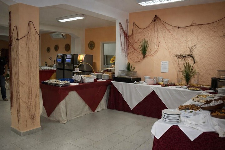 Dining 7 of 12