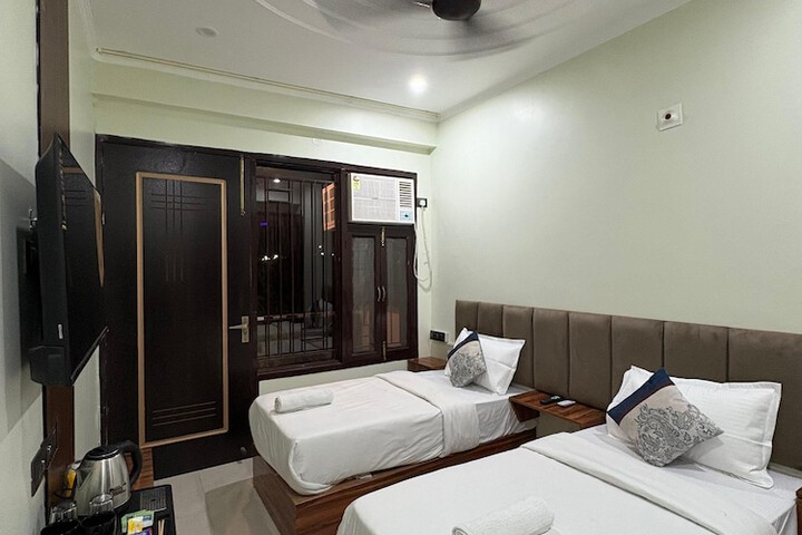 Room 6 of 33