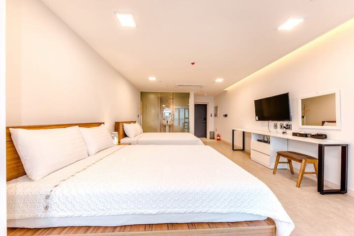 Room 4 of 173