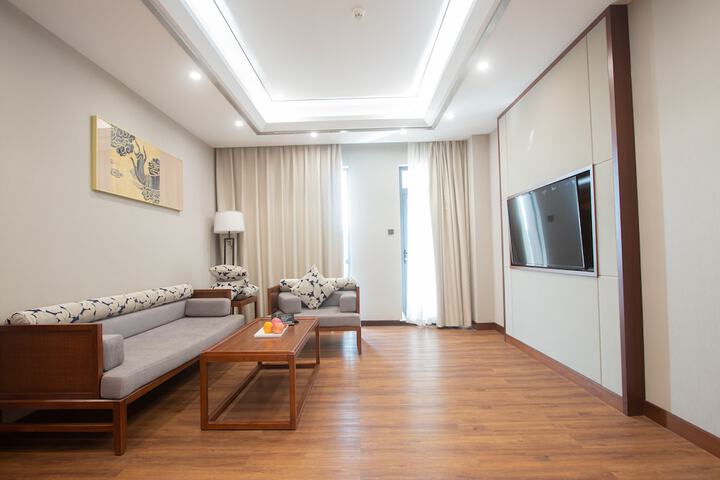 Room 6 of 13
