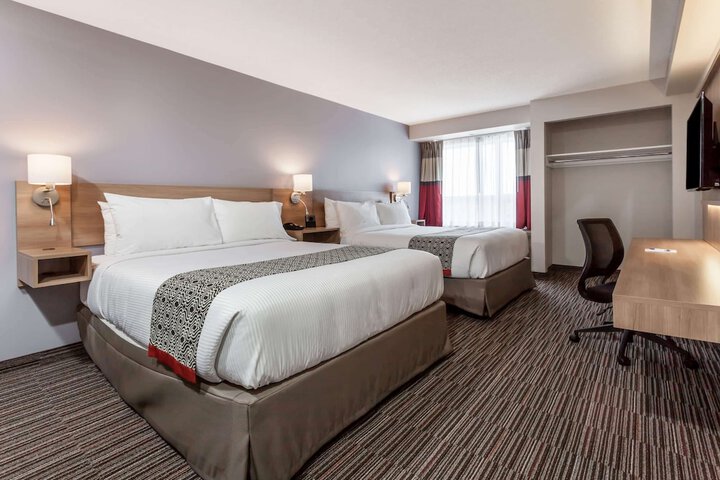 1 Queen Bed (19 of 50)
