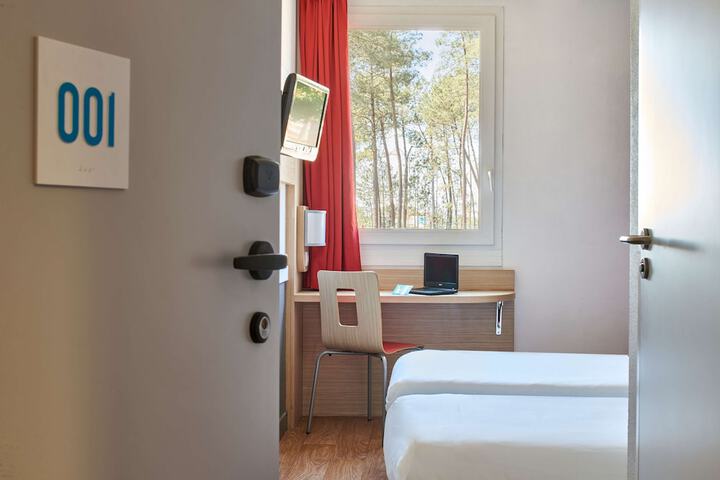 Room 12 of 65