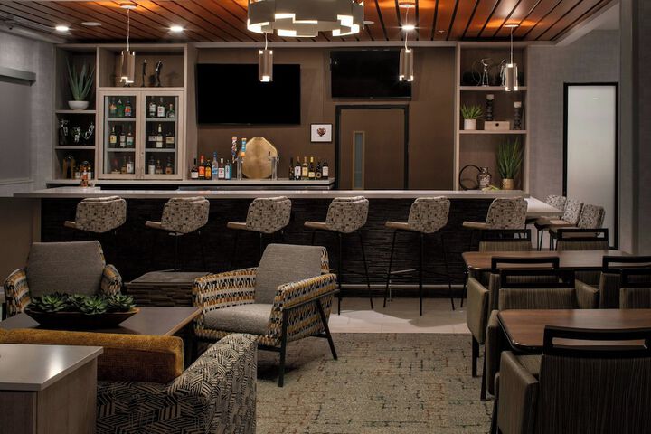 Lounge 26 of 27