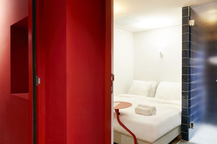 Room 37 of 143