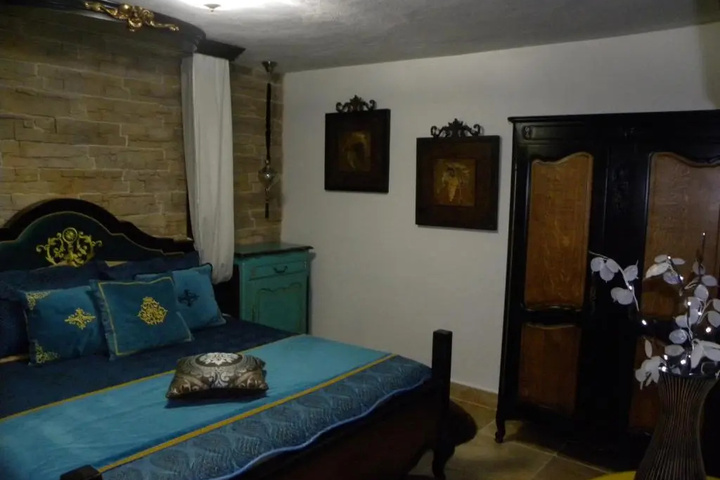Room 4 of 8