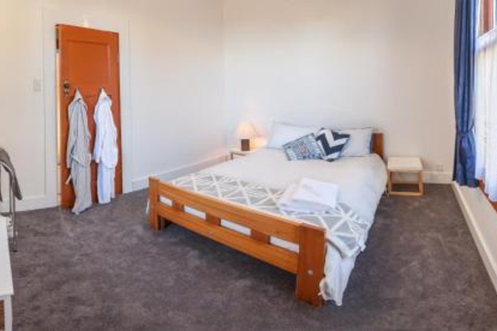 Room 5 of 12