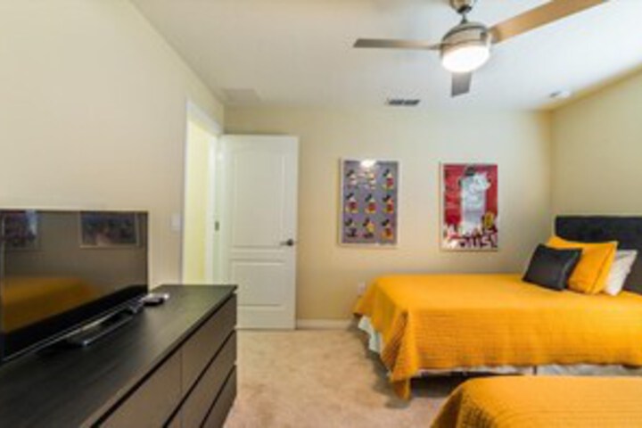 Room 33 of 46