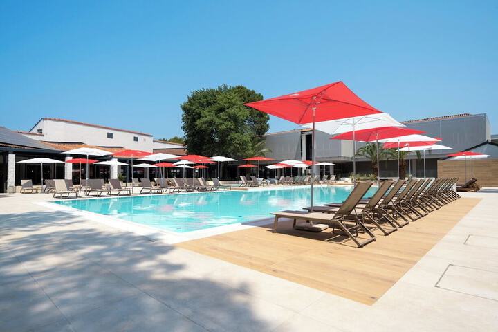 Hotel Pool