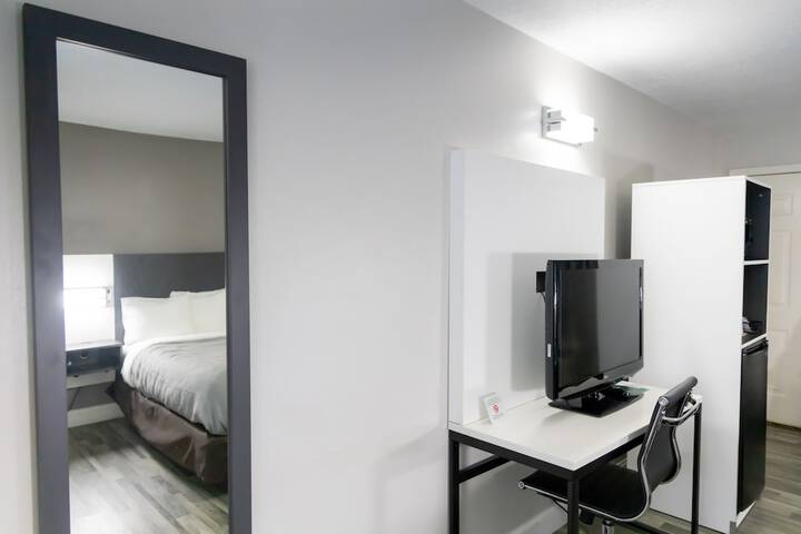 1 King Bed (4 of 14)