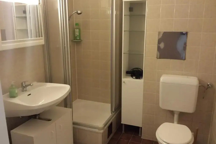 Room 6 of 8