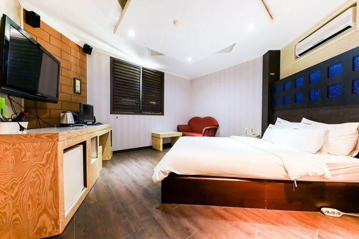 Room 10 of 26