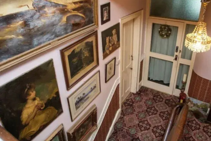 Room 5 of 9