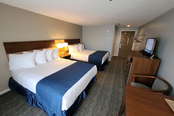 Quadruple Deluxe Queen Bed (2 of 18)