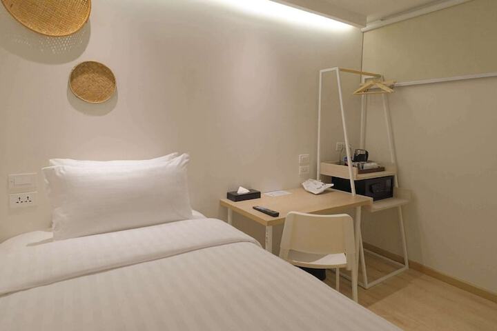 Room 9 of 31