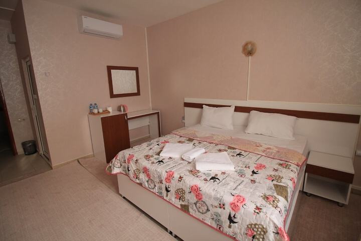 Room 7 of 12