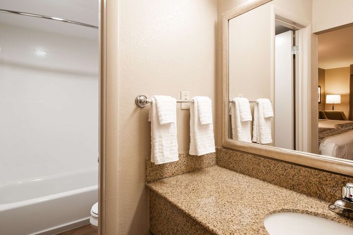 1 Queen Bed High Speed Internet Accessible Coffee Maker, Hairdryer Iron and Ironing Board Continental Breakfast (13 of 13)