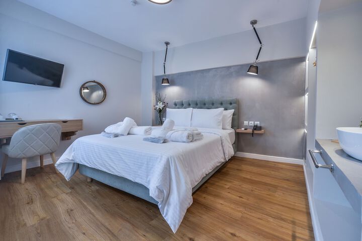 Room 44 of 100