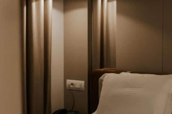 Room 28 of 69