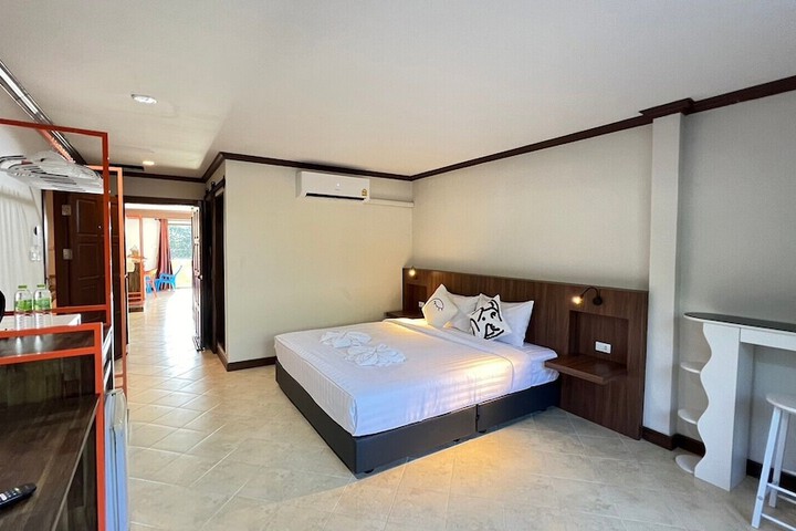 Room 2 of 77