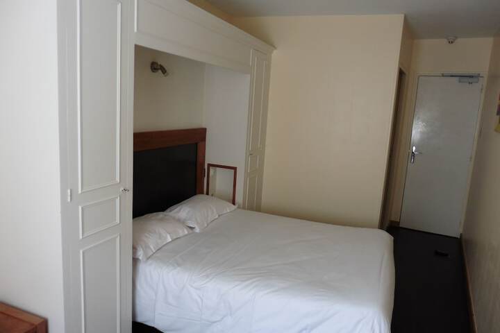 Room 10 of 37