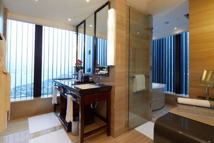 Room 53 of 102