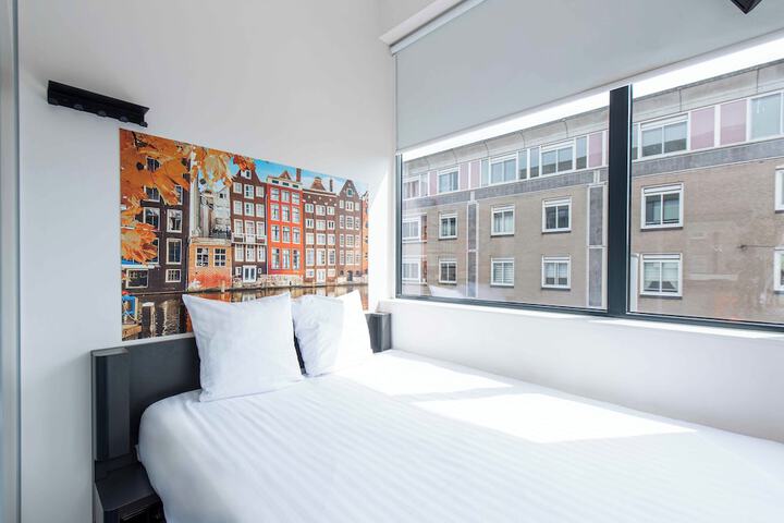 Photo of easyHotel Amsterdam City Centre South