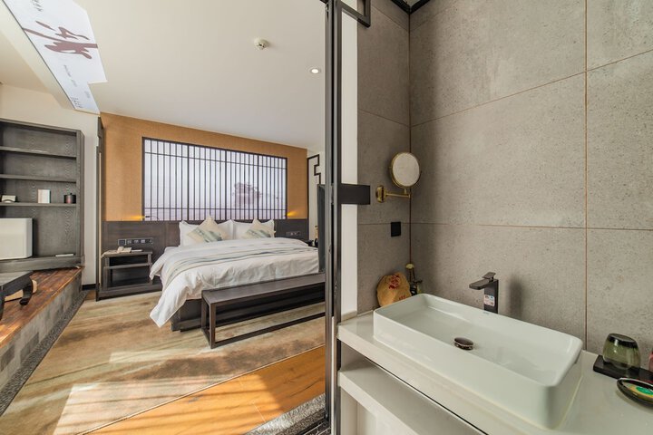 Room 62 of 80