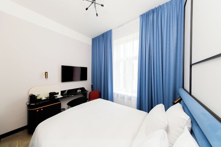 Room 28 of 229