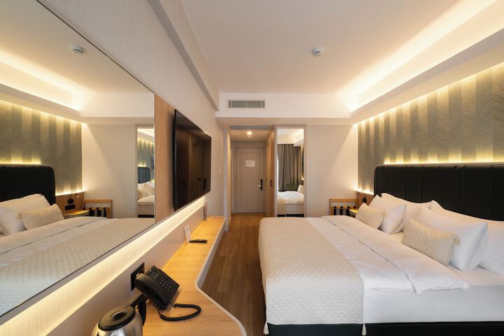 Room 28 of 76