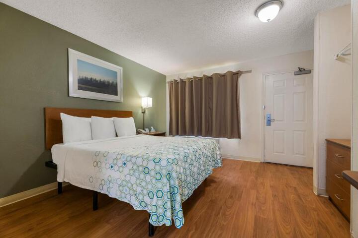 Studio Queen Bed (1 of 18)