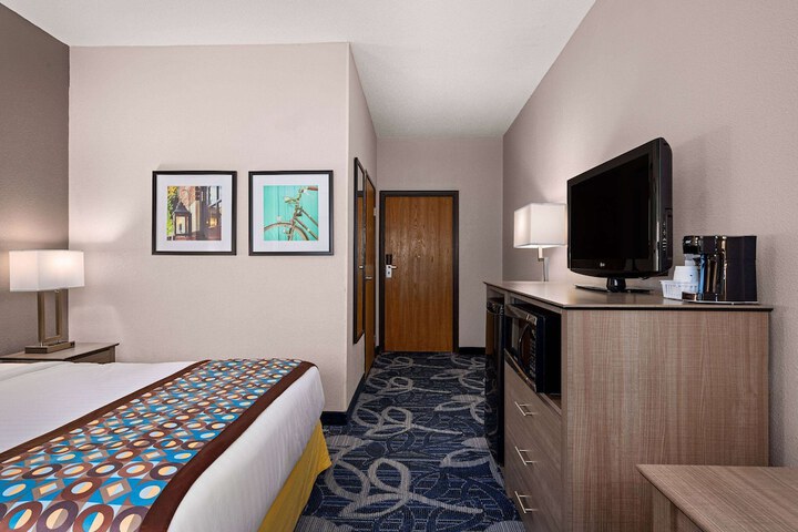 1 Queen Bed Accessible Room (13 of 13)