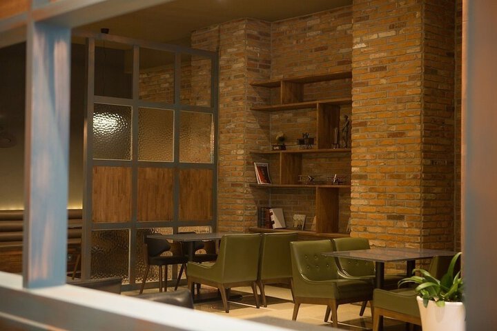 Lounge 34 of 51