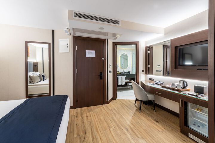 Room 14 of 76